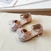 Zapatos de Cristal de Moda para Niñas 2026 Verano Nuevos Sandalias Cerradas de Suela Suave con Perlas y Lazo Dulce Planos Versátiles