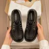 Zapatos Pequeños de Cuero Versátiles de Punta Redonda para el Trabajo Suela Gruesa Zapatos de un Solo Color Nuevo Estilo Estilo Británico 2026 Hebilla Metálica Otoño/Invierno Diario Cuero Suave