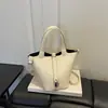 Nova moda outono de 2026, bolsa bucket estilosa para mulheres, bolsa de ombro elegante de cor sólida, de alto valor, nicho, bolsas femininas no atacado