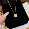 Nuevo Estilo Colgante Pequeño de Sol Completo en Circonita Diamantada, Cadena para Clavícula Moderna y Versátil, Collar de Acero de Titanio de Gama Alta de Nicho para Mujeres