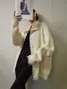 Suéter de Rayas Blancas Cárdigan de Punto Diseño de Alta Gama para Mujer Estilo Perezoso Chaqueta Única Super Bonita Invierno 2025