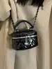 Yue Zi 2026 Outono Inicial Nova Bolsa Transversal Estilosa Versátil Popular Bolsa Caixa Design de Corrente Mini Pequena Bolsa