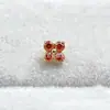 Pendientes de aleación de titanio ASTMF-13 flor de cuatro pétalos de circonita ultra brillante dorados Perforación de labio de circonita con rosca interna de titanio G23