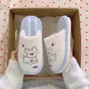 Pantuflas de algodón para mujer invierno 2026 nuevo estilo interior hogar stock listo venta al por mayor pantuflas cálidas uso doméstico cómodo temporada otoño e invierno hombres