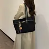 Bolsa de ombro retrô de grande capacidade para mulheres, nova coleção de outono de 2026, bolsa tote simples e estilosa para o dia a dia, bolsa de ombro de alta qualidade