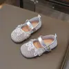 Novidade Primavera e Verão 2026 Sapatos Pequenos de Couro para Meninas, Sandálias Vazadas Respiráveis, Sapatos Pequenos de Couro com Laço de Cadarço Estilosos para Meninas