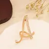Broche Alfabeto de 26 Letras Estilo Europeu e Americano, Alfinete Elegante e Estiloso, Liga de Zinco com Strass, Broche Chique, Atacado Transfronteiriço