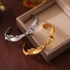 Pulsera Europea y Americana de Venta Caliente Transfronteriza Irregular Martillada Ondulada Distintiva Abierta Acero Inoxidable Chapado en Oro de 18K Artesanías para Mujeres