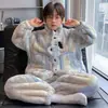 Pijama de manga larga de forro polar de coral para niños para otoño e invierno, con un lindo diseño de dibujos animados, un aspecto elegante y que proporciona calidez para usar en interiores.