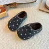 Chinelos de Algodão Fechados para Crianças 2026 Novo Estilo Outono/Inverno para Meninas Solado Macio Bebê Duplo Algodão Mais Veludo Quente Chinelos Fechados