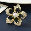 Broche Personalizado con un Diseño Único, Nuevo Pin Floral de Doble Capa Estilo Coreano Vintage Palacio de Perlas, de Alta Gama y Exquisito para Mujeres
