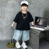 Conjunto de Verão Cool e Estiloso Estilo Coreano para Meninos 2026 Nova Camiseta de Manga Curta Infantil Conjunto Casual de 2 Peças Streetwear da Moda para Crianças