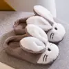 Chinelos quentinhos com tema de coelhinho de desenho animado para outono e inverno para crianças, adequados para uso interno e projetados para famílias usarem juntas em pisos de madeira