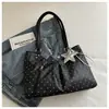 Bolsa Tote de Couro Sintético com Bolinhas Pequenas Estilo Coreano para Mulheres, Bolsa de Ombro Grande Capacidade para o Dia a Dia, Modelo Novo para Estudantes, Bolsa de Mão Versátil para a Aula