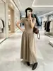 Vestido suéter novo de outono de 2026 com gola polo, justo ao corpo, acinturado, em linha A, longo acima do joelho, simples e emagrecedor, vestuário feminino elegante