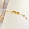 Collar con colgante deslizable de tres diamantes ovalados de alta gama, pendientes de acero de titanio y pulsera versátil de diamantes con cuentas redondas.