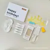 Utensilios para pastel cumpleaños juego de regalo de seis piezas tienda de repostería juego de suministros para fiesta al por mayor juego de cubiertos y platos desechables