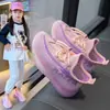 Sapatos de Malha Respirável Estilo Novo para Crianças Primavera e Outono 2025 para Meninas e Meninos, Tênis Versátil Slip-On de Malha Fly para Meninos com Solas Macias