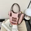 Colección Otoño/Invierno 2026: Diseño elegante y con estilo, de un solo hombro, moderno, color liso, vintage, simple, texturizado, de mano, bandolera, bolso pequeño cuadrado