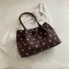 Bolsa feminina de camurça 2026 novo modelo de outono, bolsa de ombro vintage Maillard de alta qualidade, bolsa tote de grande capacidade
