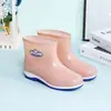 Zapatos de agua impermeables de caña corta y alta para mujer, botas de lluvia de media caña para adulto para mujer, botas de agua de moda para verano con forro de felpa para mujer, botas de lluvia antideslizantes para mujer