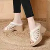 Sandalias de malla transpirables y versátiles de suela gruesa sin cordones para mujer, nuevo modelo de verano 2026, sandalias impermeables para exteriores con plataforma, puntera abierta, que aumentan la altura