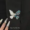 Broche Exquisito Azul Completo de Diamantes Mariposa Estilo Bosque, Moderno y Versátil, Fresco y Elegante, Accesorio de Solapa de Lujo de Alta Gama