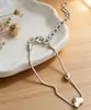 Pulseira com Pingente de Coração de Metal de Alta Qualidade para Mulheres, Design de Nicho Ins, Simples e Elegante, Versátil e Fashionável, Joia de Mão para Primavera e Verão