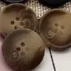 Botões de Resina de Alta Qualidade Imitando Chifre para Ternos, Casacos e Casacos de Lã, Botões Redondos Versáteis de Quatro Furos de Alta Qualidade