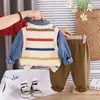 Conjunto de Moda Masculina Primavera 2026 Novo Estilo Bebê Menino Primavera Novo Suéter de Listras com Carro de Manga Longa Conjunto de Três Peças