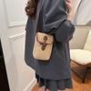 Bolso de paja tejido a mano para mujer, novedad de 2025, moderno y sencillo, bandolera de verano para teléfono móvil.