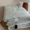 Nuevo modelo 2026 colcha de gasa de doble capa con esquinas cuadradas de cuatro lados y núcleo integrado, lavable a máquina, cálida para otoño e invierno, adecuada para todas las estaciones, primavera y otoño