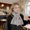 Bufanda pequeña de alta gama de estilo coreano que combina con todo para mujer, otoño e invierno, nueva bufanda cálida de cachemira de punto suave y encerado que protege el cuello.