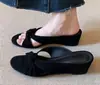 Novas sandálias 2026 com aumento interno de altura, sapatos romanos de bico aberto, estilo de férias, versáteis, sapatos de praia antiderrapantes com solas grossas