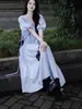 2026 Novo Estilo de Verão Estilo Francês Gentil Azul Ajuste na Cintura Decote V Vestido Longo Solto com Efeito Emagrecedor Vestido com Manga Bufante para Mulheres