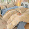 Conjunto de cama de quatro peças espesso e quente para o inverno, com um novo design de veludo de leite dupla face, adequado para dormitórios e quartos