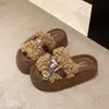 Novas pantufas de algodão estilo Chanel com aumento de altura, fivela, sola grossa de lã de cordeiro, outono/inverno 2026, pantufas peludas para uso externo para mulheres