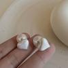 Pendientes de aguja de plata 925, dulces pendientes de perlas de amor blancas cepilladas, un exquisito dulce y pequeño viento fragante para mujer.