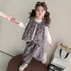 Conjunto de 3 peças com Colete Estampado de Leopardo para Meninas 2026 Nova Moda Primavera Estiloso Traje Esportivo Casual Coreano Infantil