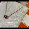 Collar Aijia H para Mujer, Letra Esmaltada Chapada en 18K, Colgante de Cadena para Clavícula, Tamaño Mini Grande, Elegante, Lujo Ligero, Sensación de Alta Gama, Lujo Ligero