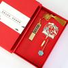 () Caja de Regalo con Marcapáginas Metálico para el Día del Maestro con Texto Grabado Estilo Chino, Presentando el Tema de las Enseñanzas de los Maestros Difundiéndose por el Mundo, Inspirada en los Productos Culturales y Creativos de la Ciudad Prohibida