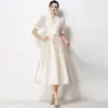 Foto Real de un Elegante Vestido de Satén con Escote en V y Mangas Abullonadas, Cintura de Corbata, Vestido Ceñido de Corte A con Adornos Florales