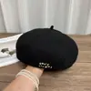 Boina bordada con letras nueva para otoño e invierno para mujer, popular en línea, sombrero de calabaza para adelgazar la cara, sombrero de artista cálido y elegante