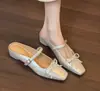 Primeiro Encontro com os Novos Tamancos Quadrados com Laço e Tachas da Temporada para Mulheres, Apresentando Salto Anabela e Design Slip-On