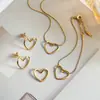 Collar Simple de Corazón Hueco de Acero de Titanio para Mujer, Cadena para Clavícula de Diseño de Nicho de Lujo Ligero, Nuevo Accesorio de Colgante Irregular de Moda