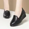 Nueva colección de otoño 2026 para mujer: Zapatos de cuero de suela gruesa, ligeros, elegantes y cómodos para mujeres de mediana edad, con suela suave y piel suave, perfectos para mamás