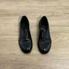 Mocassins trançados de couro estilo britânico para mulheres, apresentando um design único, estilo fácil de calçar, salto grosso versátil e um pequeno sapato de couro