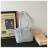 La popular bolsa tote versátil de color block de este año es un modelo nuevo para mujer de gran capacidad 2026, un bolso de hombro y axila moderno y a la moda.