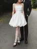 Vestido de novia ligero estilo francés hecho de satén Mikado, sin tirantes, simple y de nicho, con un toque de alta gama, estilo corto, adecuado para fotografía de viajes al aire libre, con una falda voluminosa
