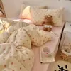 Conjunto de Cuatro Piezas de Leche Polar Clase A con Lunares para Otoño e Invierno Estilo Sencillo Conjunto de Tres Piezas de Ropa de Cama de Polar Coral Grueso y Cálido